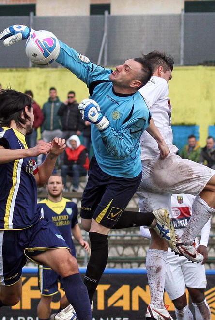 Alex Calderoni firma Altro anno tra i pali della Carrarese 