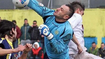 Alex Calderoni firma Altro anno tra i pali della Carrarese