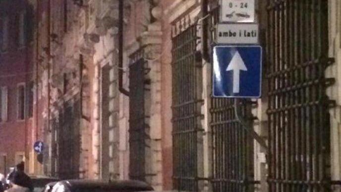 Auto anche sulle aiuole, è sosta selvaggia in centro