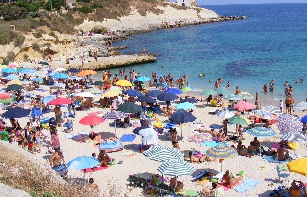 Va a fare il bagno e le rubano l’i-Pad: quattro denunciati 