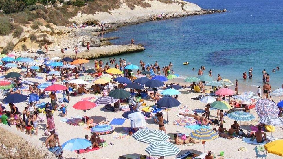 Va a fare il bagno e le rubano l’i-Pad: quattro denunciati