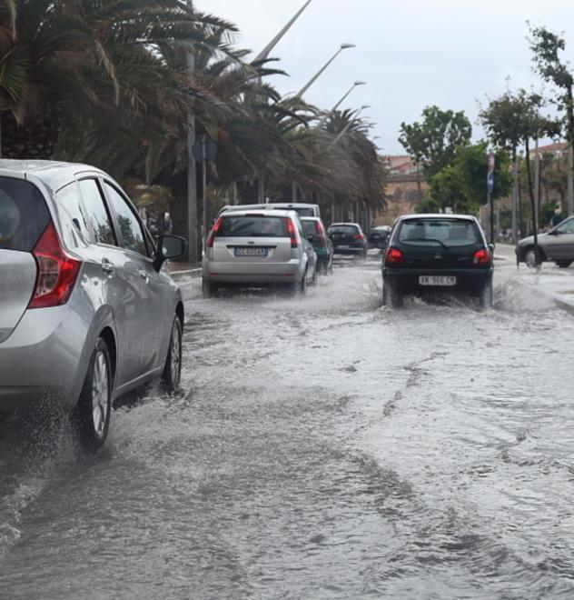 Il lungomare si trasforma in piscina 