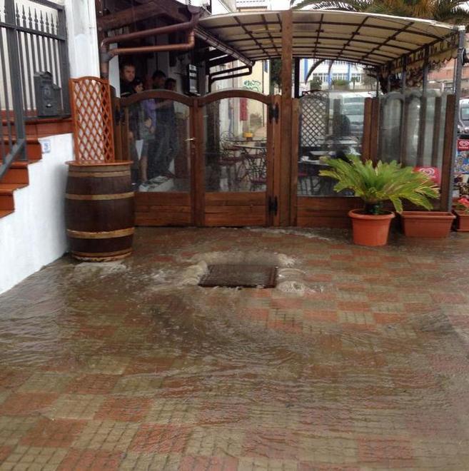 Un’acquazzone e i tombini saltano 