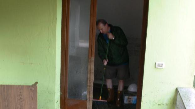 L’uomo sorpreso dalla piena: «Che paura, l’acqua era ovunque»