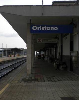 I pendolari bloccano un treno a Cagliari 