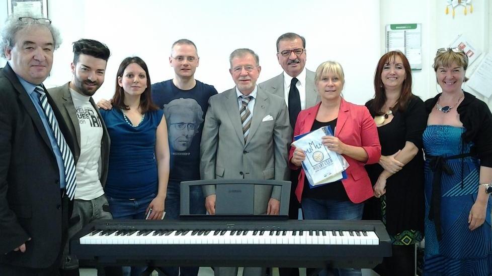 Il Rotary dona una tastiera per l’istruzione musicale