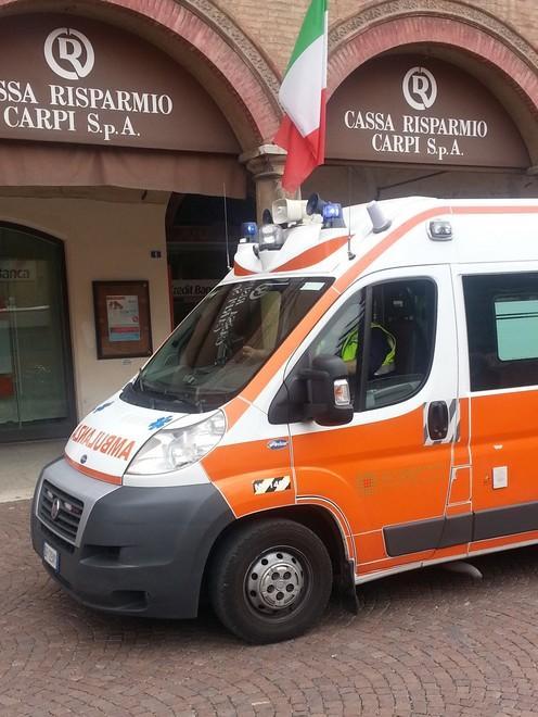 Cliente ha un malore in banca: è salvata dagli addetti del 118