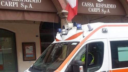 Cliente ha un malore in banca: è salvata dagli addetti del 118