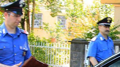 Rubano divani poltrone e cuscini per 10mila euro