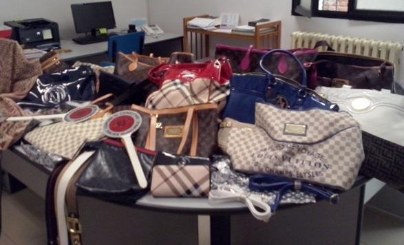 Sequestrata merce abusiva al mercato 