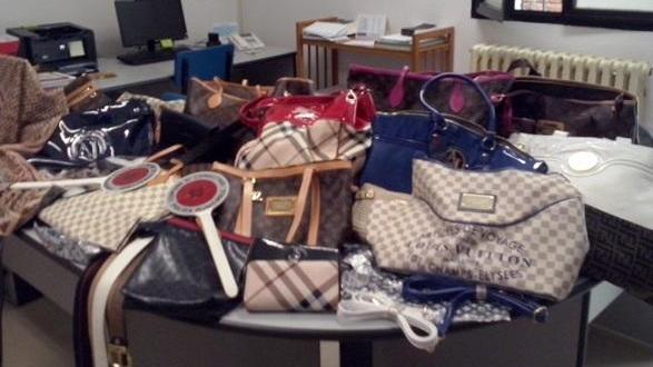 Sequestrata merce abusiva al mercato