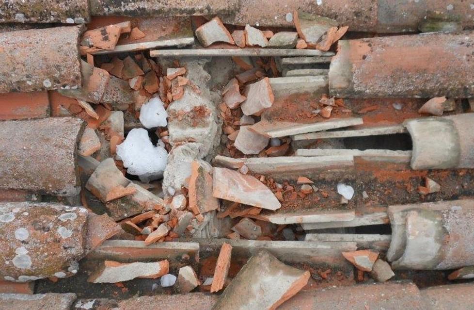 Cadono pezzi di ghiaccio da 1 chilo 