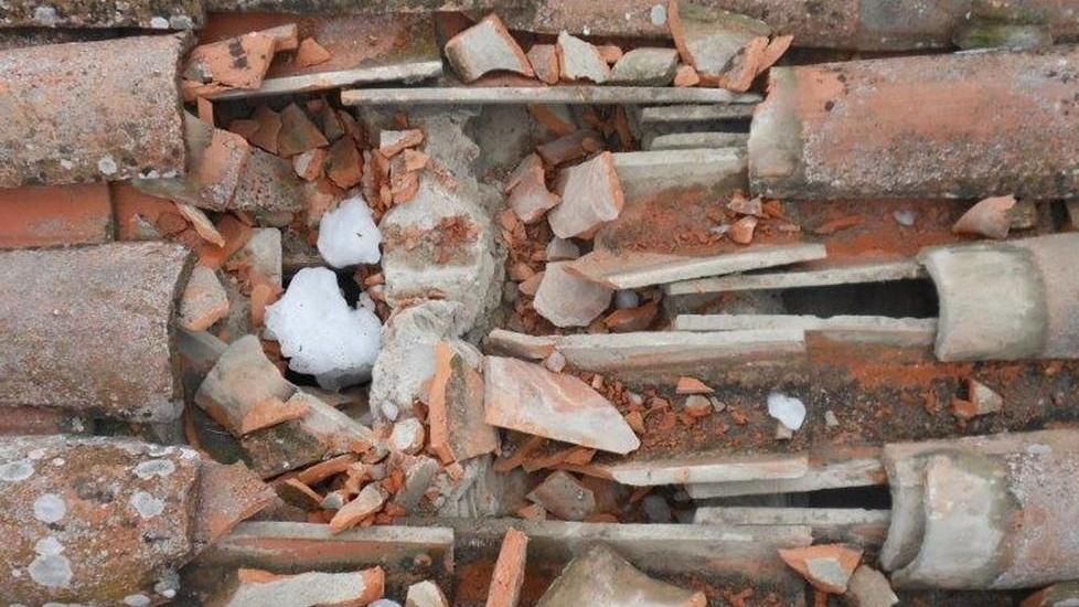 Cadono pezzi di ghiaccio da 1 chilo