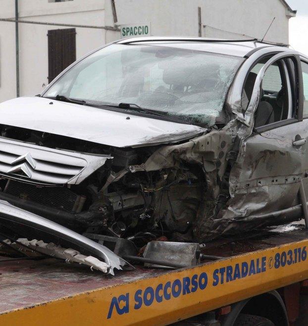 Il Tir affonda nel canale dopo lo schianto 