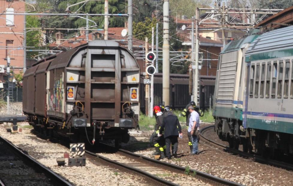 Si nasconde sotto un treno in partenza 