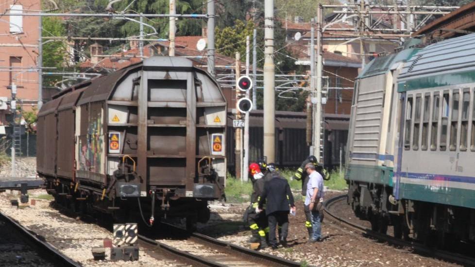 Si nasconde sotto un treno in partenza