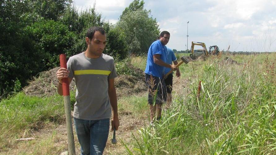 Dal terreno spunta una discarica abusiva