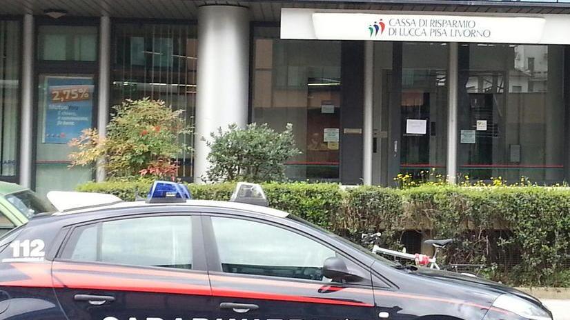 Tentata rapina in banca a Marina, la direttrice colpita da un pugno