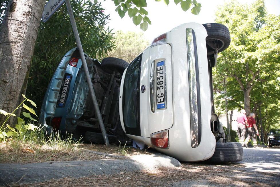 Incidente spettacolare a Marina di Pietrasanta: ferito anche un bimbo 