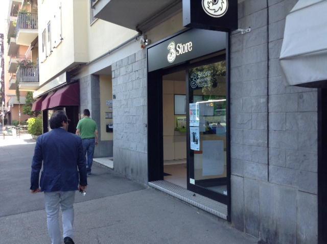 Rapinato un negozio di telefonia in via Marx, banditi in fuga 