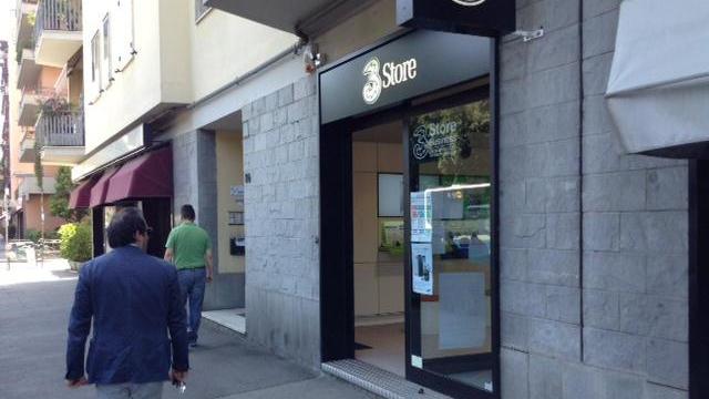 Rapinato un negozio di telefonia in via Marx, banditi in fuga