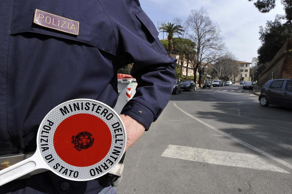 «Sono stata aggredita in pineta», scatta la denuncia per violenza sessuale 