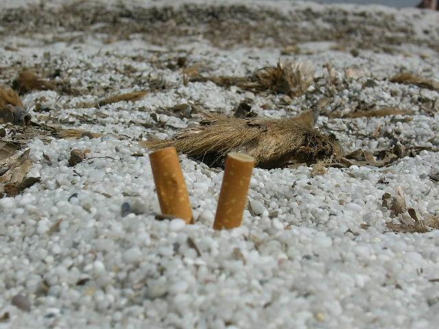 Spegne la sigaretta nella sabbia: multata una bagnante al Poetto 