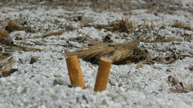 Spegne la sigaretta nella sabbia: multata una bagnante al Poetto 