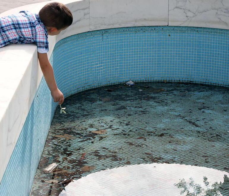 Rifiuti al posto dell’acqua nella fontana di Fucecchio 