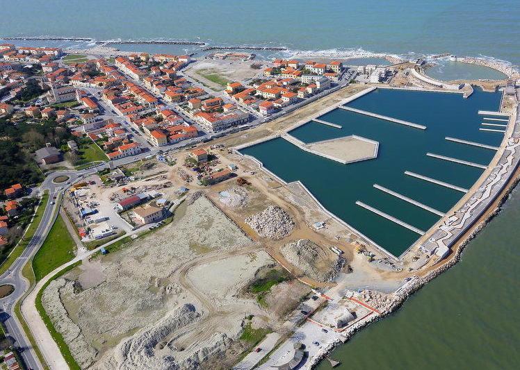 Marina, passo indietro niente strisce blu al porto 