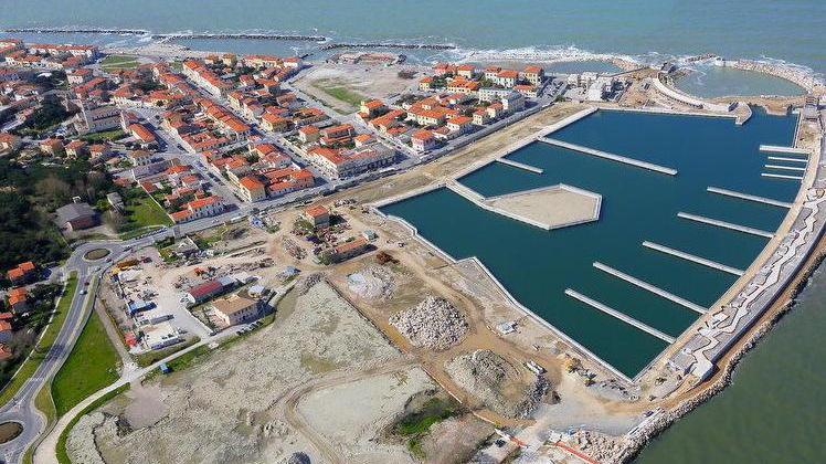 Marina, passo indietro niente strisce blu al porto