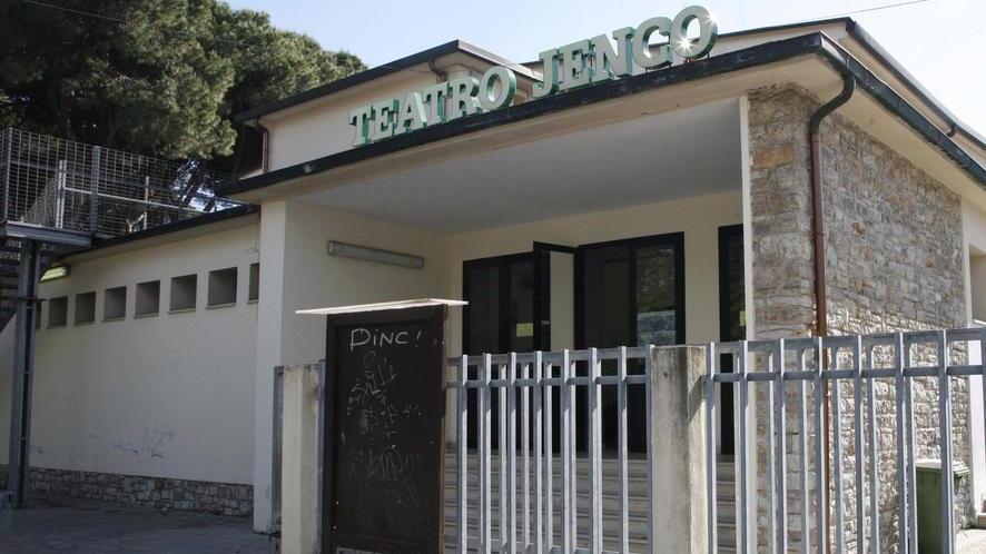 Teatro Jenco senza i requisiti antincendio