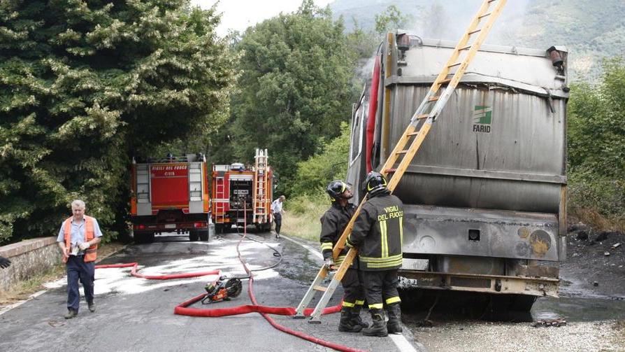 A fuoco camion della Sea per la raccolta della plastica