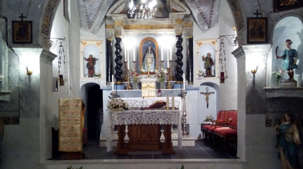 Siniscola, la leva 1965 regala il pavimento all’altare delle Grazie