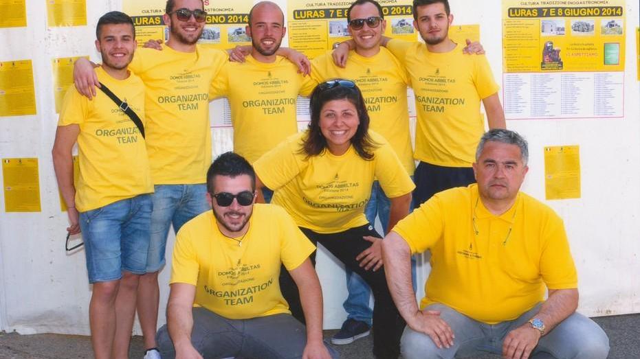 I ragazzi con la t-shirt gialla, il Comune loda l’infopoint