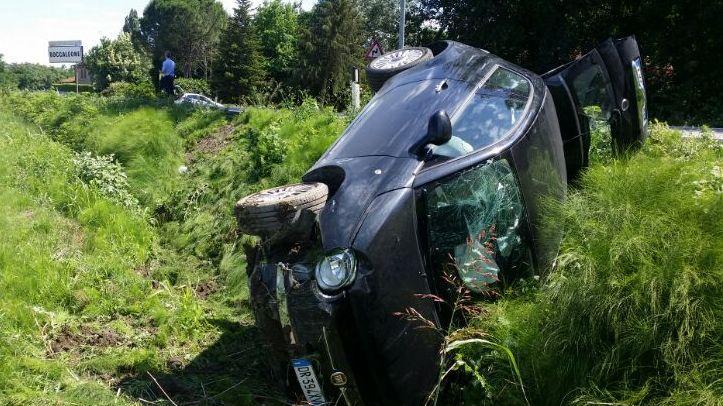 Pensionata esce di strada a Boccaleone con l’auto