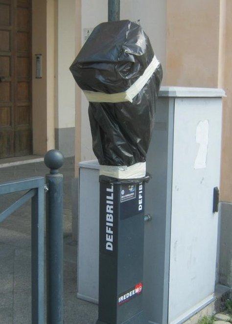 Defibrillatore semiautomatico sotto i portici