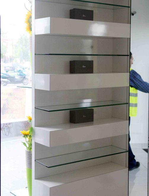 Mazzate contro la vetrina per rubare tutti gli occhiali 