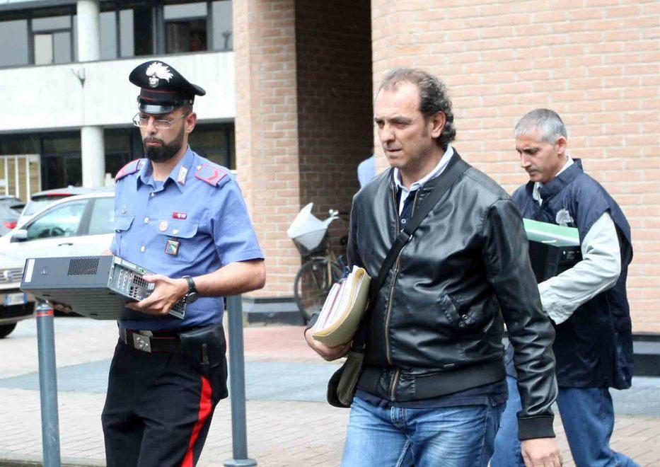 Fascicoli e soldi sequestrati in casa del funzionario 