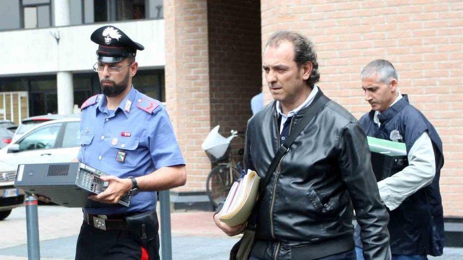 Fascicoli e soldi sequestrati in casa del funzionario