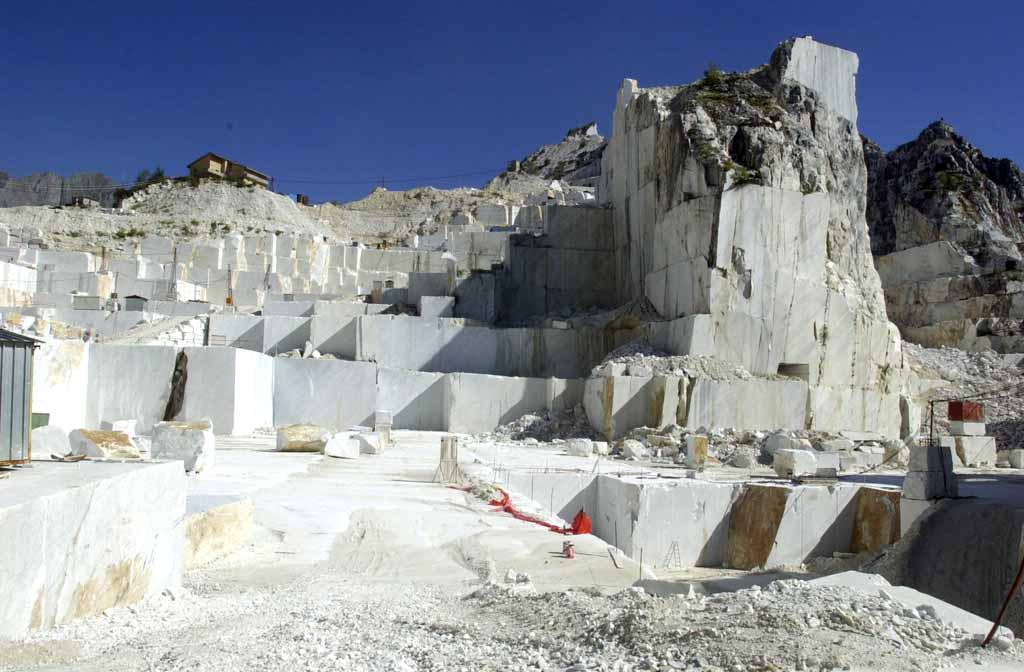 Carrara, dipendente della pesa aiutava ad evadere la tassa marmi 