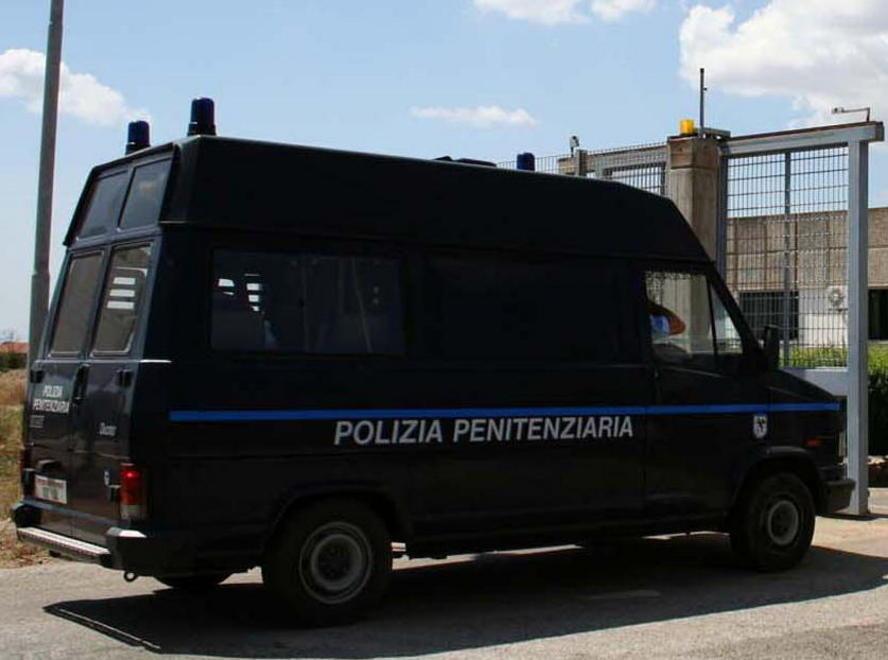 Ha un ictus, ma all’ospedale arriva in manette su un furgone 