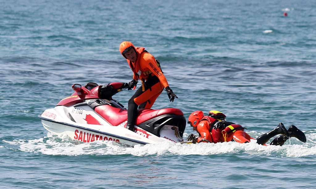 Boy scout in spiaggia in aiuto ai disabili 