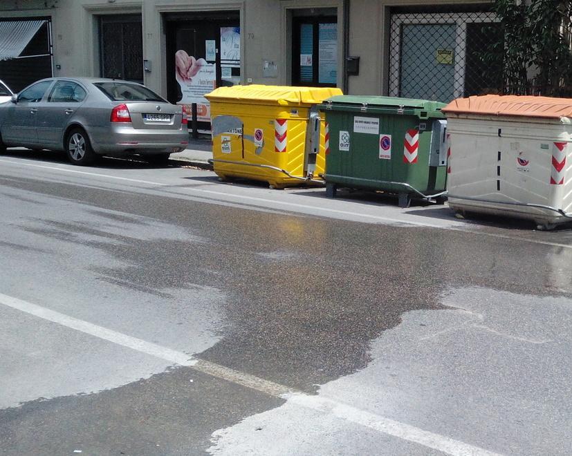 Prato, da tre giorni perdita d’acqua in via Arcangeli 