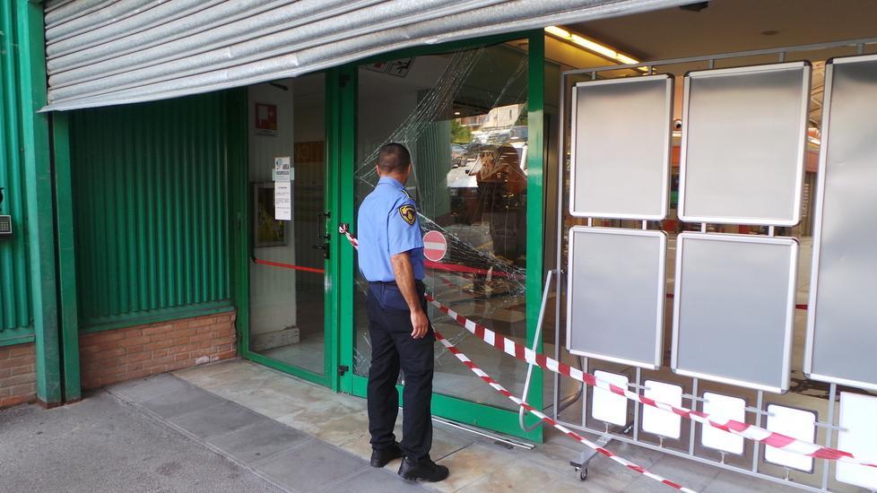 Rubato il bancomat del centro commerciale 