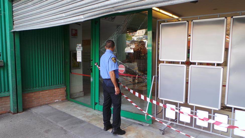 Rubato il bancomat del centro commerciale