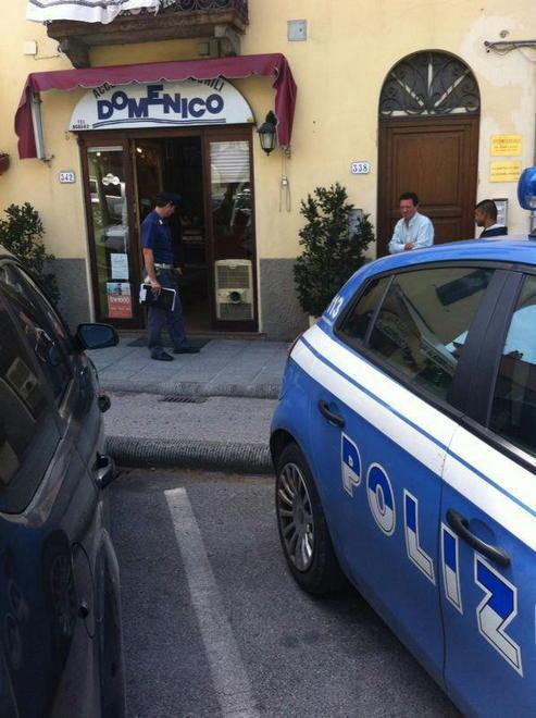 Sfonda la vetrina e ruba: subito arrestato 