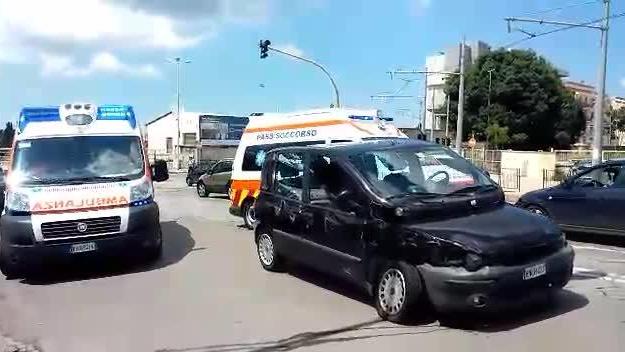 Scontro fra auto davanti a Santa Maria di Betlem, ferite sei persone 