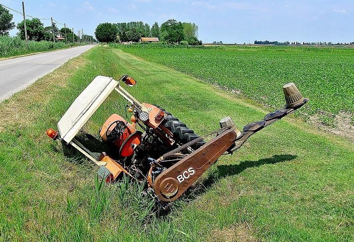 Agricoltore finisce nel canale col trattore 