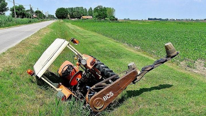 Agricoltore finisce nel canale col trattore